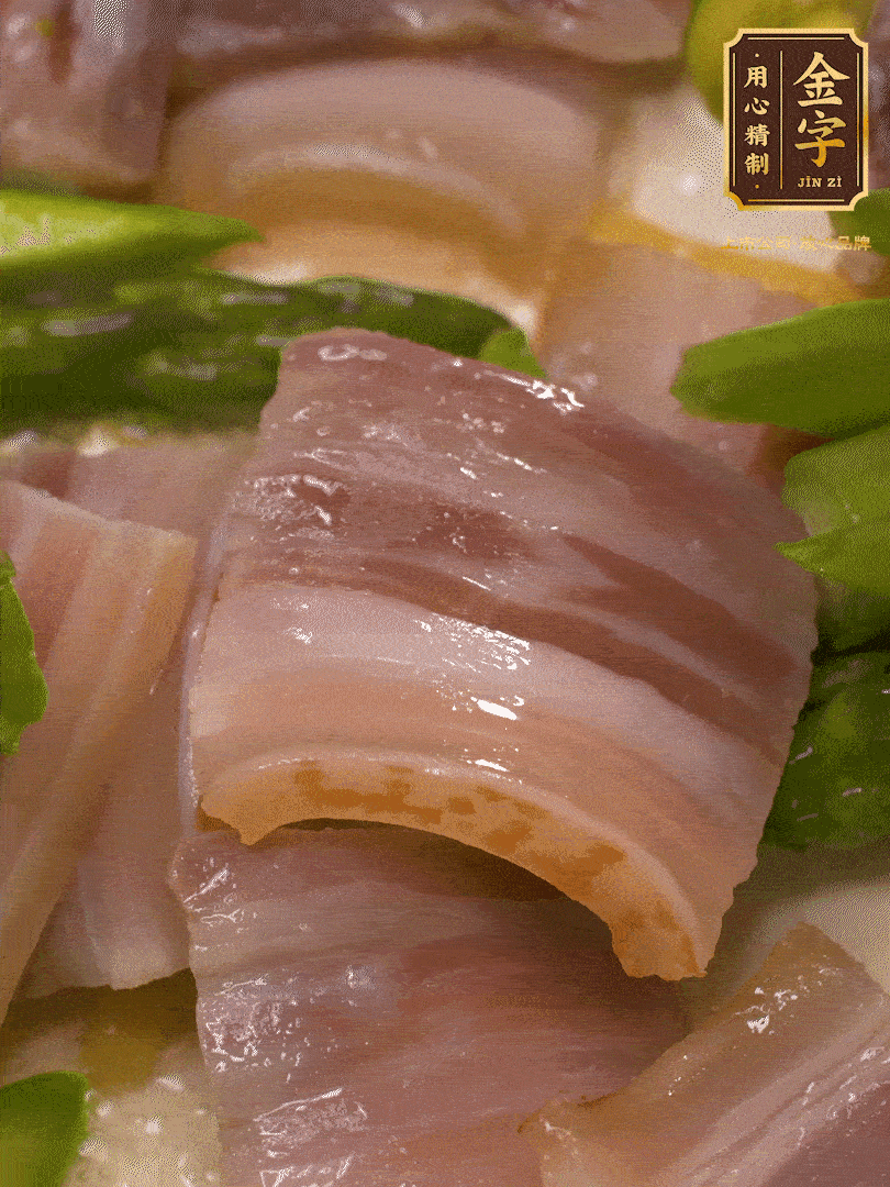 依次下蠶豆、蘆筍、白蘑菇翻炒均勻