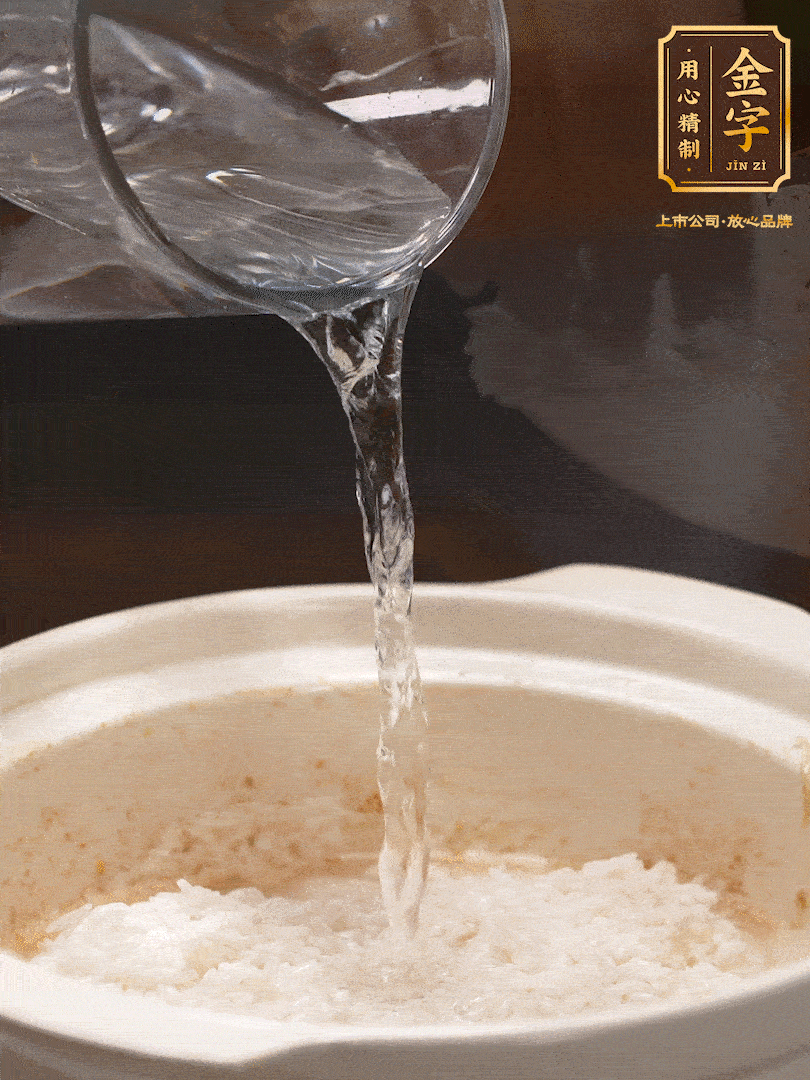 將泡好的米，加水一指，煮至沸騰