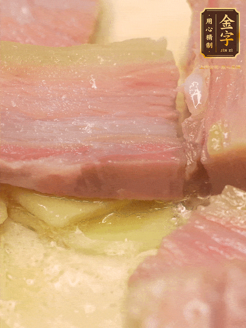 鍋內(nèi)熱油放點(diǎn)姜絲，煸香咸肉