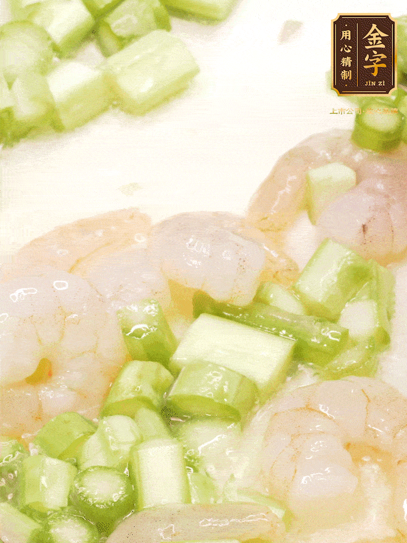 熱油煎香蝦仁，下香腸、蘆筍翻炒，盛出備用。