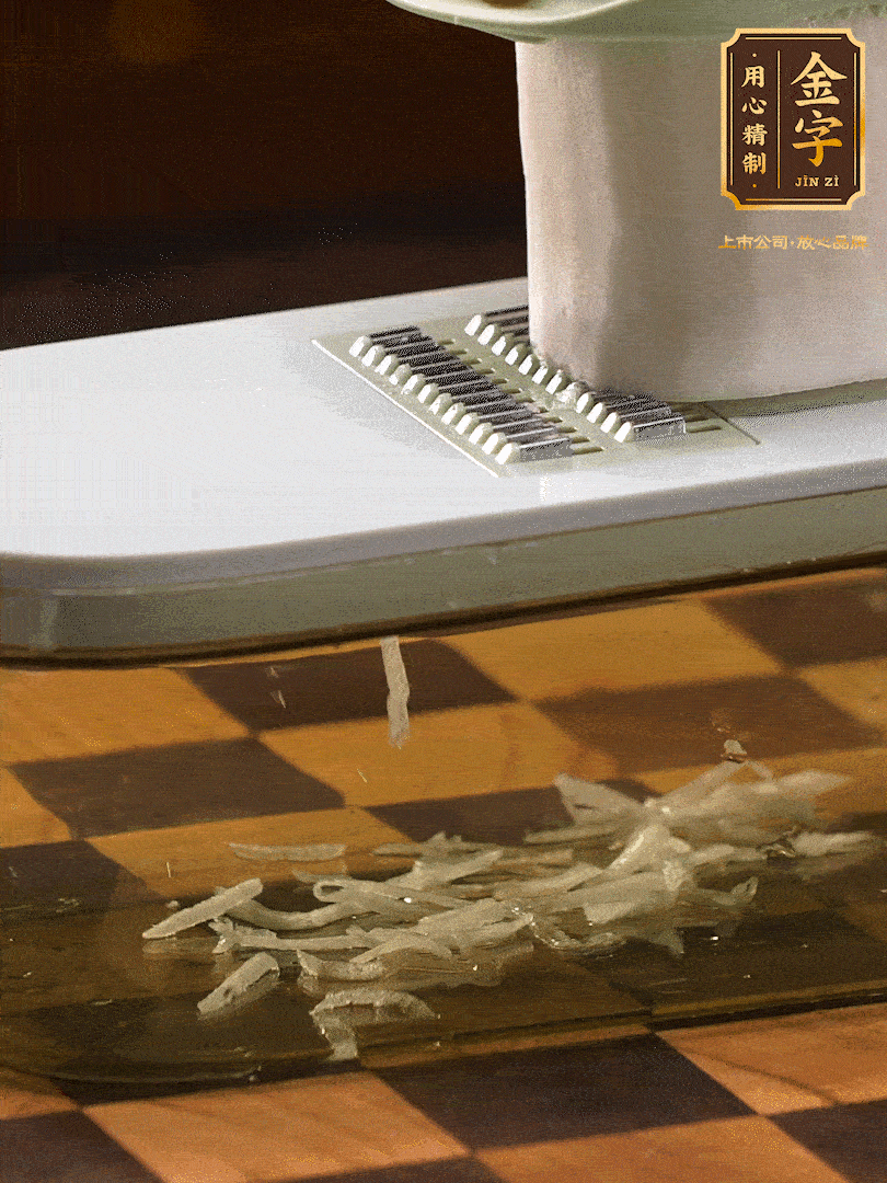 蘿卜切絲 ，加少許的鹽 抓拌均勻后，腌制十五分鐘