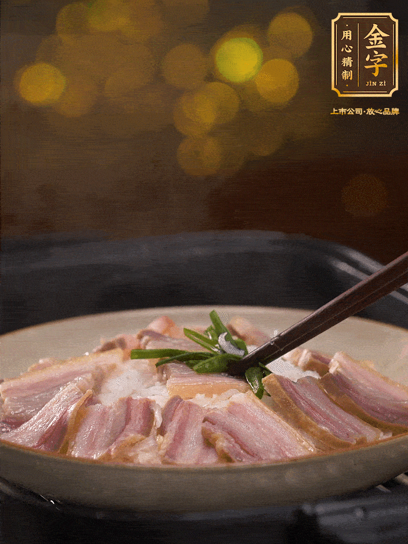 二十分鐘后關(guān)火，去除頂部的蔥段，最后撒上少許的蔥末，就完成了