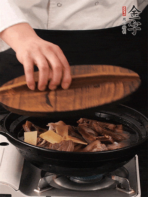 大火煮到沸騰后，轉中小火慢燉1個半小時。