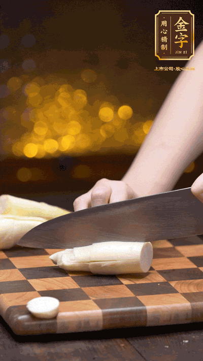 茭白剝?nèi)ネ馄ぃサ舾坷嫌膊糠?，洗凈切滾刀塊