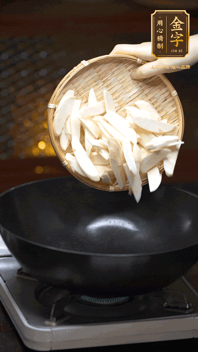 油至5成熱，下茭白塊翻炒，慢慢煎炒至表面微微焦黃