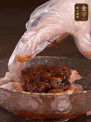 排骨用1勺蠔油、1勺醬油、1勺金字火腿XO醬抓勻腌制半小時(shí)