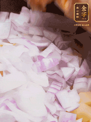 倒入洗干凈的大米、土豆丁、洋蔥碎、排骨、金字火腿xo醬、水