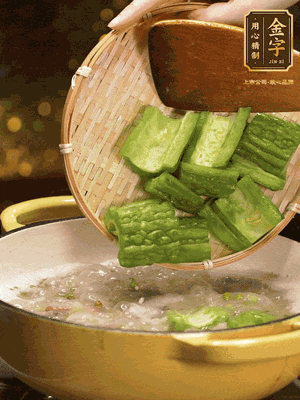 倒入熱水，和泡開(kāi)的綠豆（連水）和火腿片，大火燒開(kāi)燉一個(gè)小時(shí)