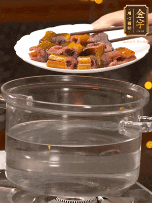 黃鱔冷水下鍋焯燙，再用清水洗凈去除腥味