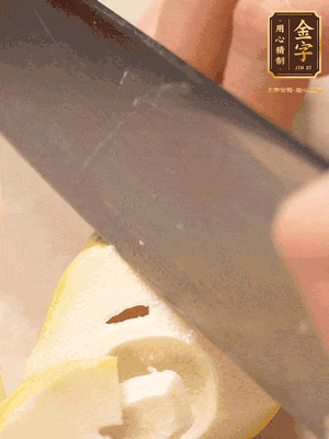 春筍切成滾刀塊，焯水去除澀味