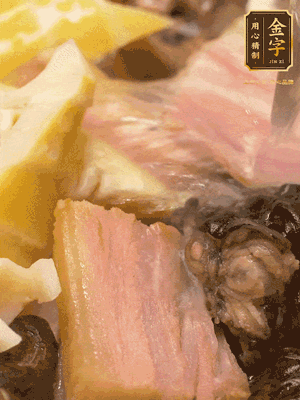 倒入滾燙的熱水，燉煮20分鐘，湯濃汁白