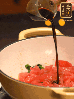 調(diào)味：1勺蠔油、1勺生抽、2轉(zhuǎn)胡椒粉和2勺番茄醬倒入400ml開水，燒至湯汁濃厚