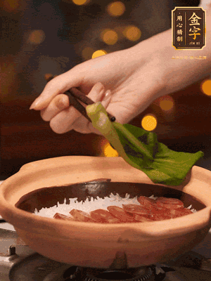 開蓋，碼上香腸和焯好水的青菜