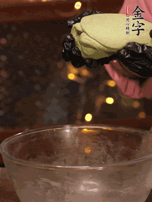 水里放點(diǎn)鹽，燒開(kāi)后放艾草，一勺小蘇打，撈出浸入涼水，打成艾草泥