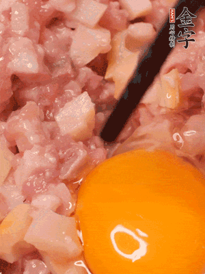 豬肉末、咸肉丁，分次加蔥姜水，一勺糖、一丟白胡椒，春筍丁，打入一個(gè)雞蛋