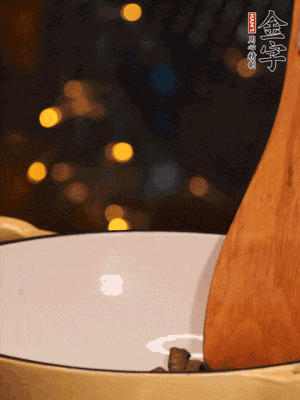 鍋中放入油，倒入醬油肉煸出油脂香味