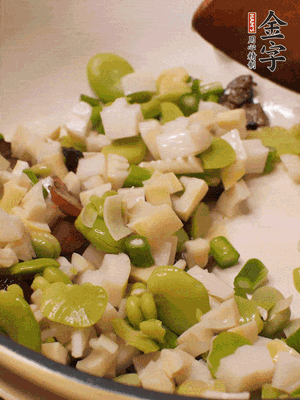 倒入蠶豆、春筍翻炒