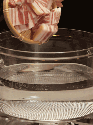 排骨、咸肉，一起下入鍋中，加入蔥，姜，料酒，倒入清水焯水清洗干凈