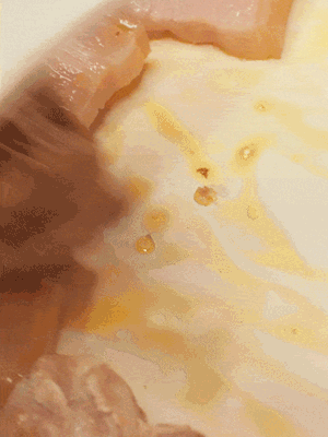 另起一鍋，將咸肉、鮮肉 翻炒出香味