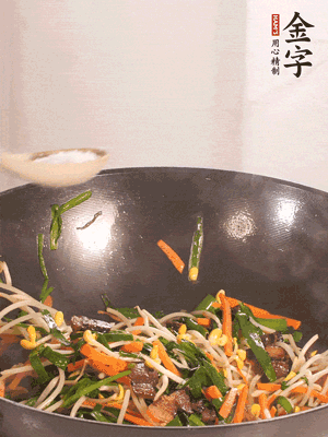 炒合菜：金字醬油肉、綠豆芽、韭菜