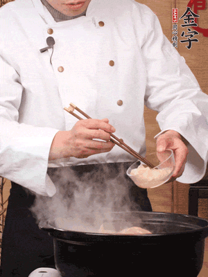 花膠、金湯放入鍋中小火再燉10分鐘