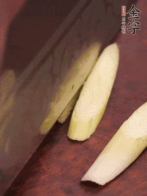 蒜白切小段，辣椒斜切圈