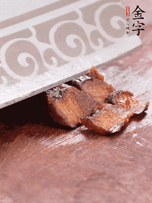 金字醬油肉水煮15分鐘，切薄片