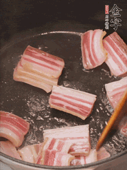 鍋中放菜籽油燒熱，下咸肉、冬筍略微煸炒