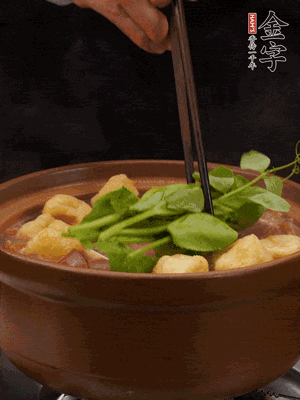 加筒骨煲的經(jīng)典配菜：金字土香腸、油豆腐、千張蓋上蓋子燜一會(huì)兒，耐心等候10分鐘。