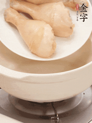 雞腿、火腿、干貝、蒜頭放入砂鍋內(nèi)燉1小時