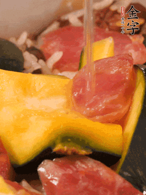 倒入溫開水，水量高出米面一個指節(jié)。