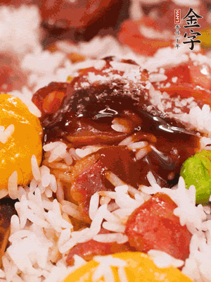 調(diào)醬汁，把蠔油：生抽：老抽：香油按1:2:1:0.5的比例。