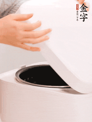 泡發(fā)香菇的水和調(diào)好的醬汁混合在一起，倒入電飯煲中，煮飯。