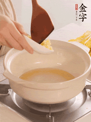 鍋里留少量底油煸香火腿和姜末。