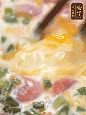 三個全蛋中加適量牛奶、鹽、黑胡椒粉、臘腸、蔥花攪拌均勻