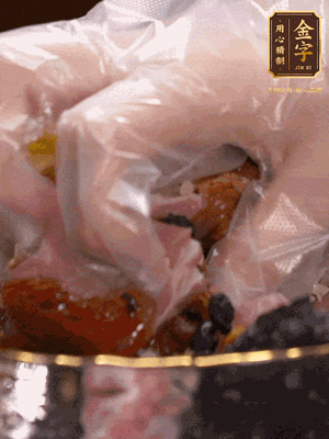 排骨洗凈后（蠔油、生抽、老抽、鹽、糖、淀粉、豆豉、蒜蓉、姜絲）腌制30分鐘