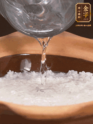 砂鍋底部刷一層油，加入大米和開水，水高1cm,大火燒開后轉(zhuǎn)中火煲5分鐘，到水微收干