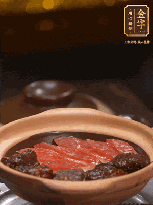 鋪上臘腸和排骨，鍋邊淋一圈油，小火煲10分鐘