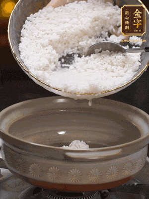 鍋底刷油，倒入米飯，水沒過即可，中小火燜10分鐘，戳幾個(gè)洞