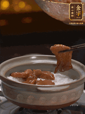 鋪上牛肉，鍋邊淋油在燜5分鐘