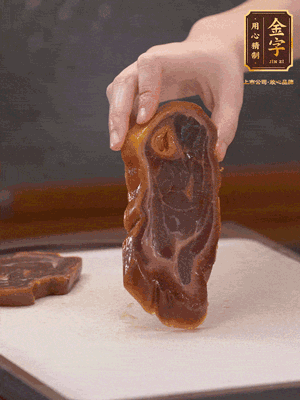 處理節(jié)瓜，刮掉表層的皮和毛，洗凈后去掉瓜蒂，切大塊