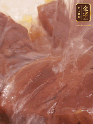 加熱水，2大勺料酒煮20分鐘，再下節(jié)瓜塊煮10分鐘即可