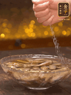 鮮活蟶子反復(fù)沖洗干凈，水中加鹽、芝麻香油浸泡30分鐘吐沙