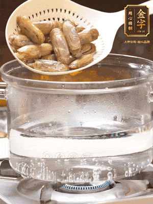 煮一鍋沸水，下蟶子汆燙30秒，撈出浸入冰水，取出蟶子肉