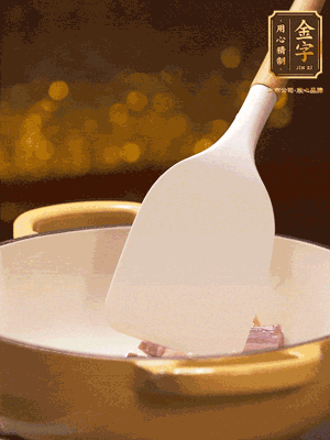 油溫7成熱，下蒜末、咸肉略微煸炒，再下絲瓜