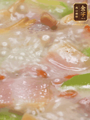 最后下蟶子，一點(diǎn)白胡椒調(diào)味，煮到白色湯汁出來。撒點(diǎn)枸杞點(diǎn)綴