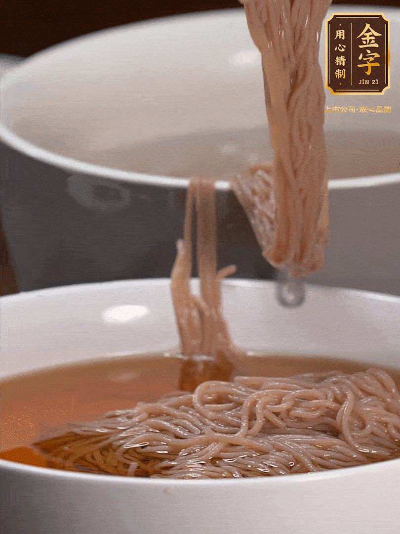 蘋果醋，一點鹽、糖、醬油，兌入涼白開水調(diào)成簡易冷面湯，放水箱冷藏