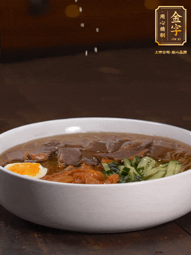 放入冰涼的冷面湯碼上黃瓜絲、泡菜、牛肉、雞蛋，撒點白芝麻