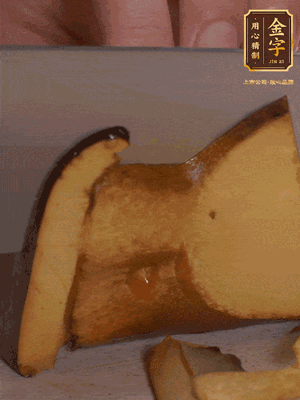 2個牛肝菌切丁，1個牛肝菌切片；金字香腸1根切丁，1根切片