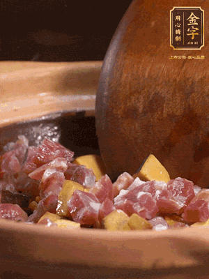 熱油下蒜片，倒入香腸丁、牛肝菌丁翻炒出香味